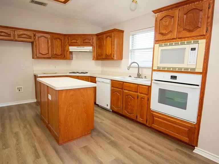 1902 Thornhill Way — Photo 5