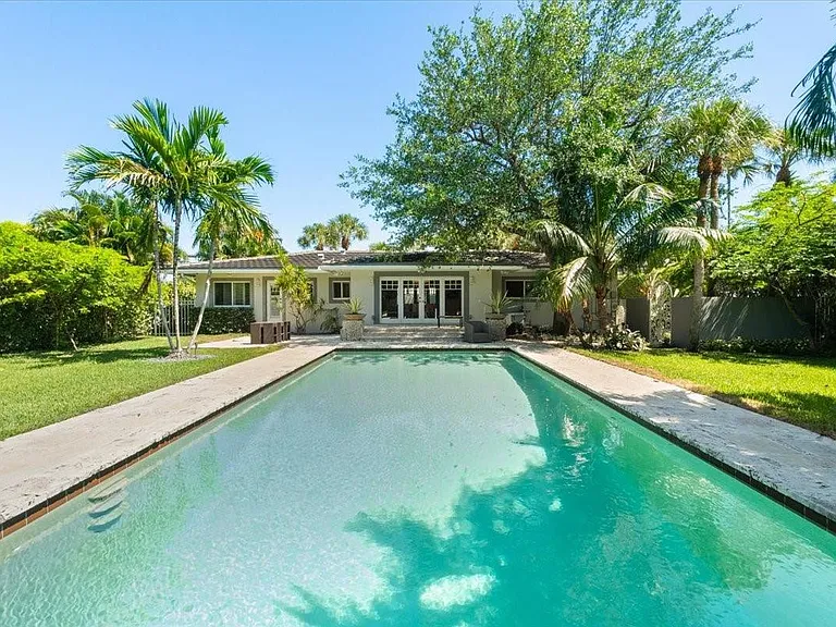 1635 Seabreeze Blvd — Photo 3