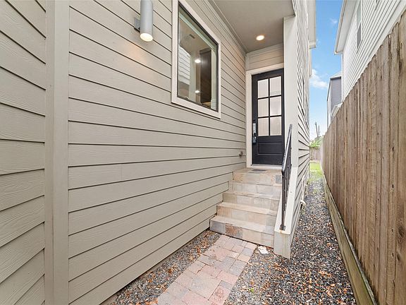 3rd image of 1917 W 15th St #A