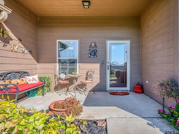 4th image of 401 Laura Ln