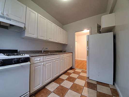 3rd image of 140 Van Cortlandt Ave W #3O