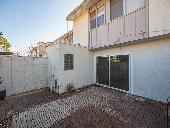 4th image of 618 Rolling Green Dr
