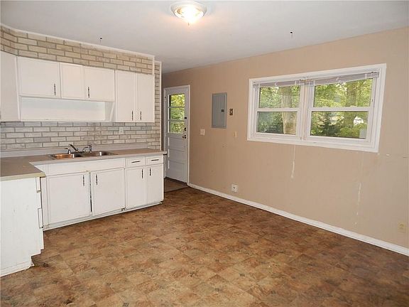 3rd image of 8415 Meadowlark Dr