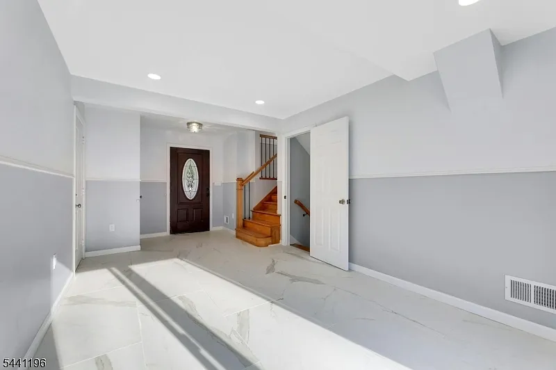 4 bed, 3.0 bath, $5,000 — Photo 2