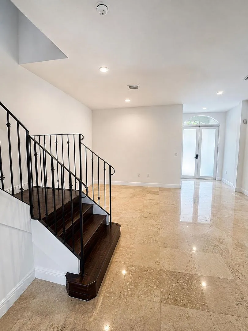 Beautiful Townhome for Rent — Photo 2