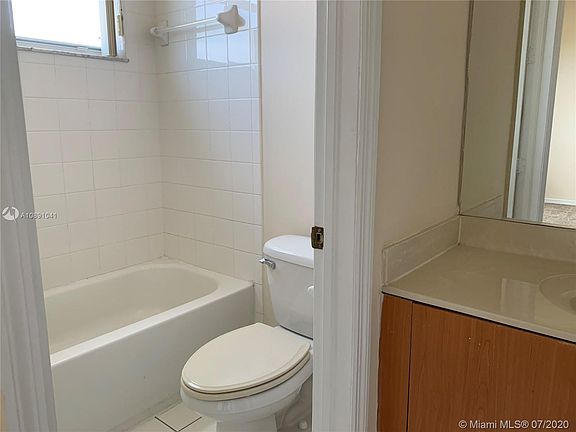 3rd image of 4284 NE 10th Ct #4284