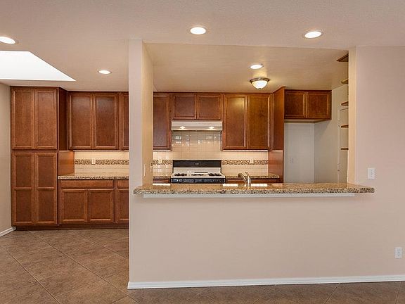5th image of 942 Stanford Dr