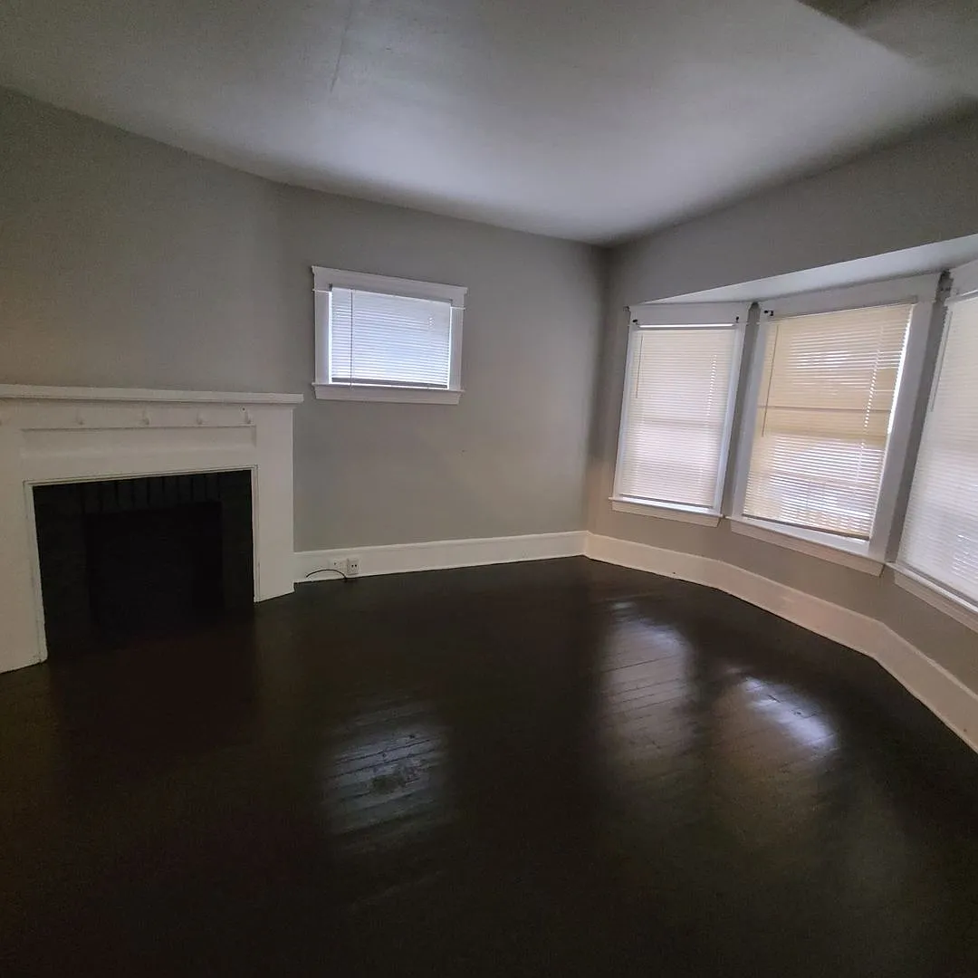 Single Family Home 3 beds 1 bath Available Now! — Photo 2