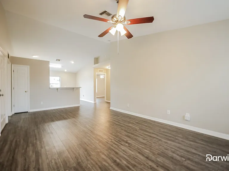 215 Manasota St — Photo 6