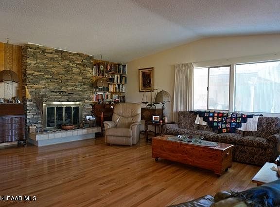 4th image of 745 Pebble Hill Ln