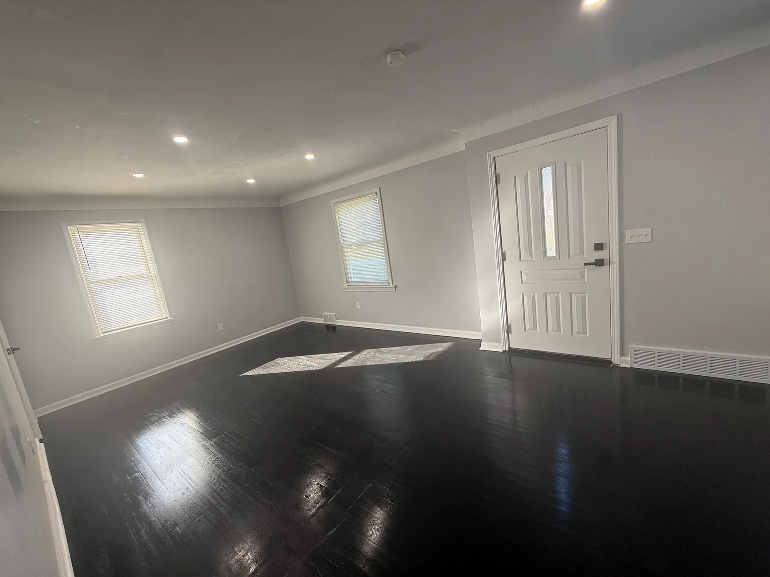 4 bed, 1985 sqft, $2,100 — Photo 3