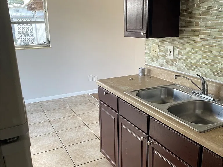 216 Oregon Way — Photo 2