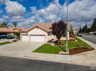 3102 Grandview Ln, Bakersfield, CA 93313