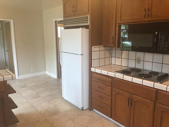 4th image of 1088 Fairfield Ave
