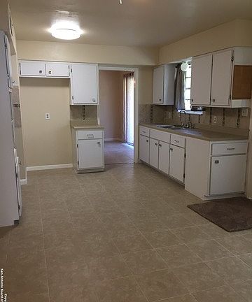 5th image of 2147 Greencrest Dr