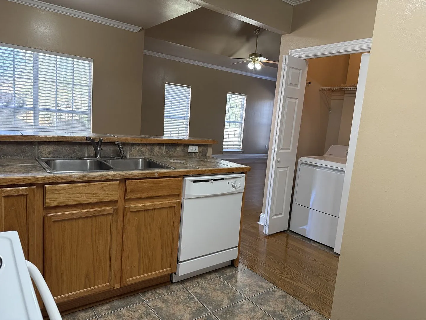 3br 2 ba Condo — Photo 4