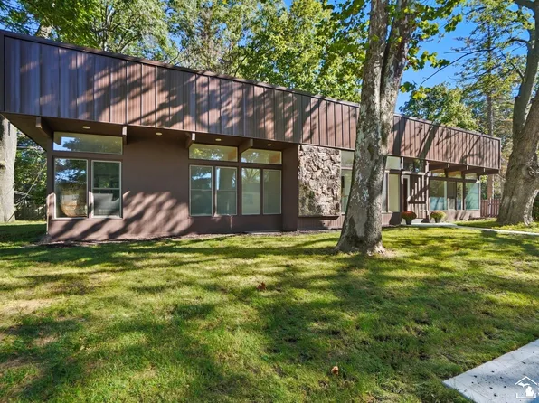 425 Oakwood St, Monroe, MI 48162