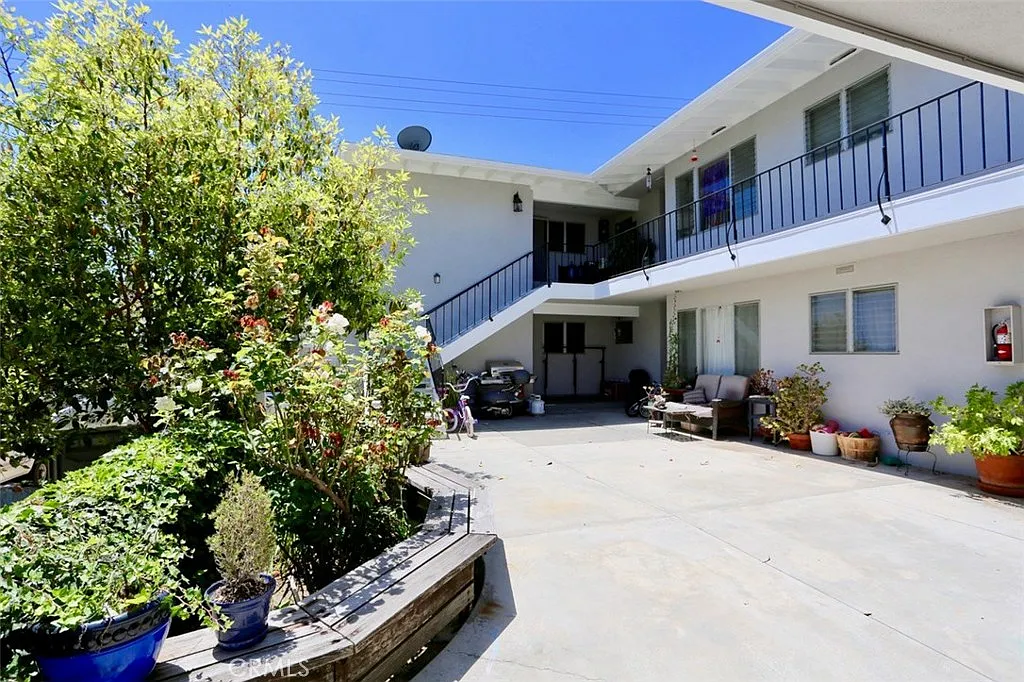 2 bed, 850 sqft, $3,350 — Photo 3