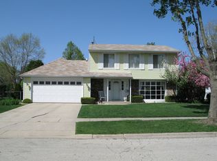 732 Country Ln S, Roselle, IL 60172