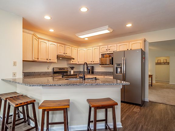 5th image of 207 Brooke Woode Dr
