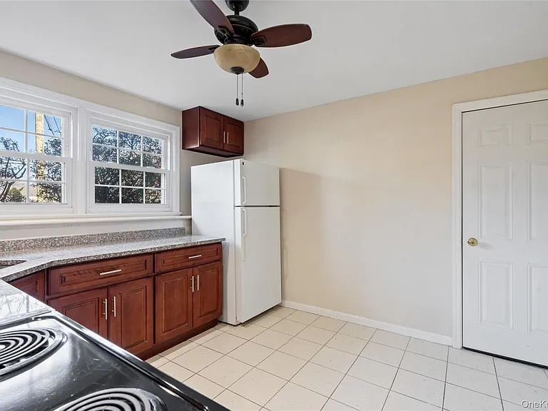 445 S Wellwood Ave — Photo 13