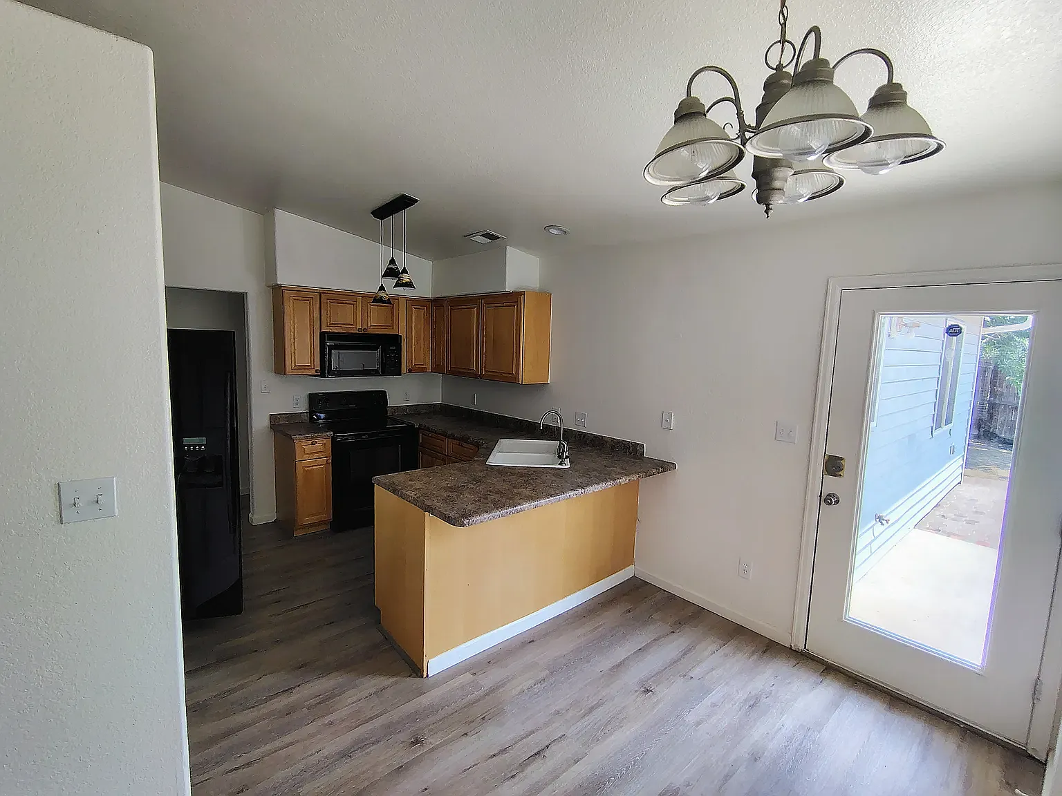3 bed, 1256 sqft, $2,200 — Photo 4