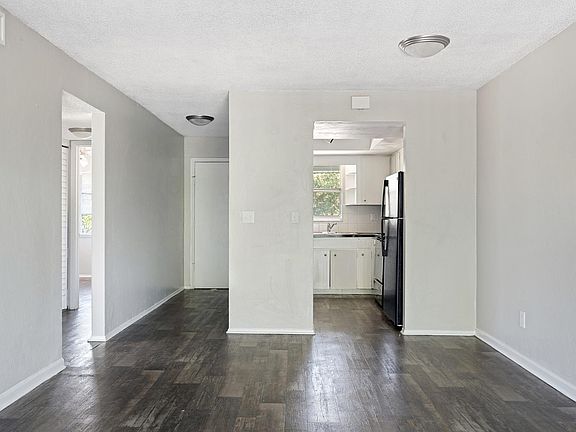 5th image of 3322 Barnsdale Dr