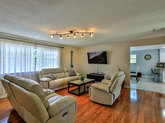 4th image of 744 E River Oak Dr
