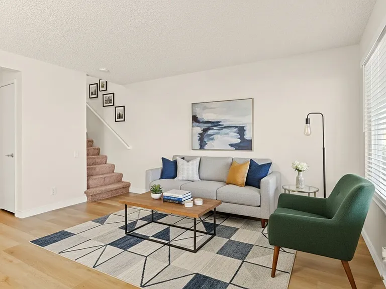 4910 Lowry Rd — Photo 3