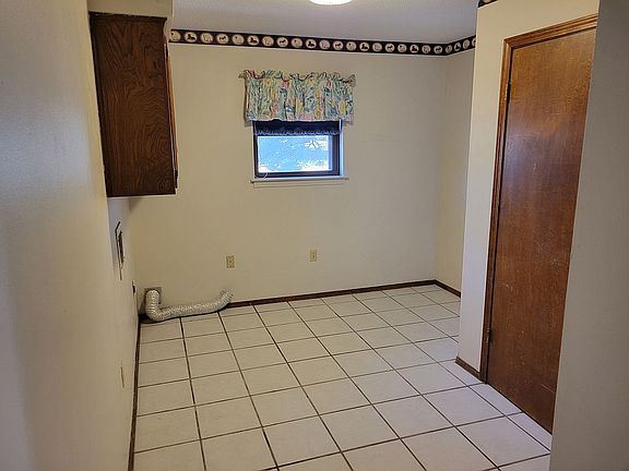 5th image of 607 Daffodil St