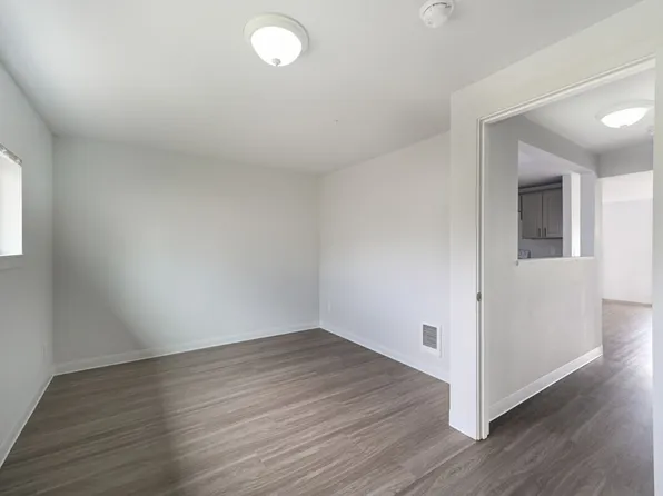 12520 SE Stark St #6, Portland, OR 97233