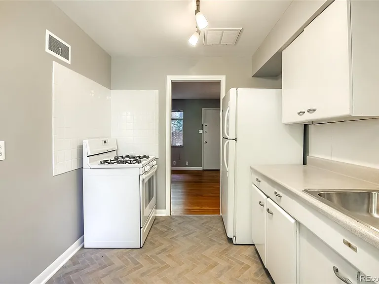 35 N Washington #27 — Photo 5