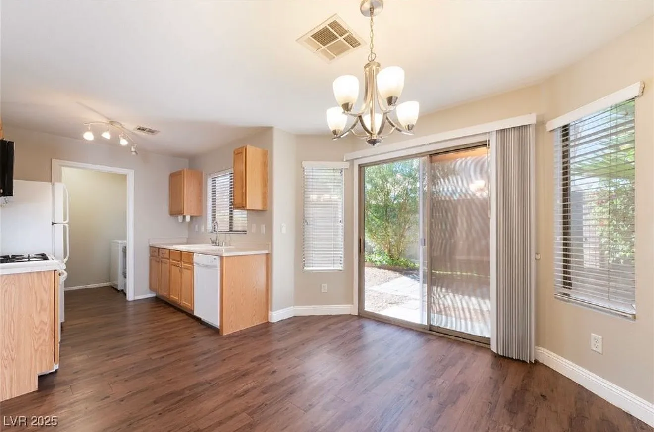 3 bed, 1108 sqft, $2,200 — Photo 3