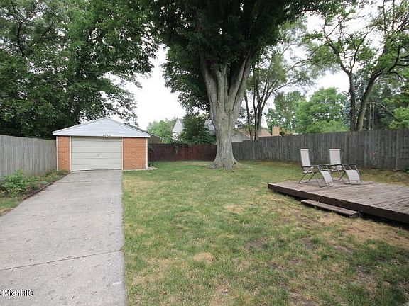 4th image of 2539 Martin Ave SE