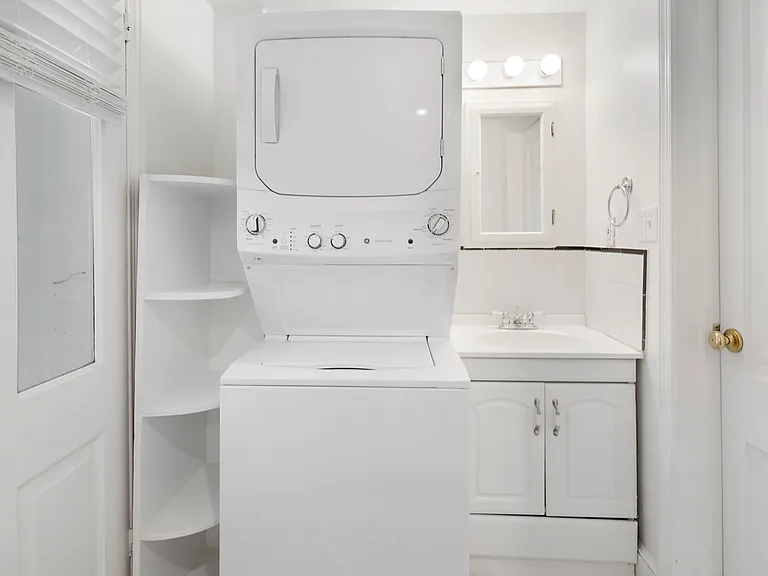 405 Constitution Ave NE #B — Photo 8