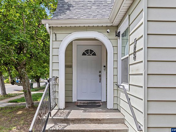 2nd image of 985 Madison St NE