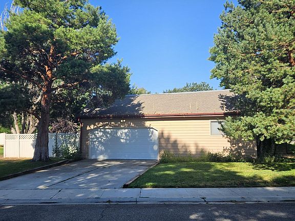 2nd image of 935 W Crest Wood Dr