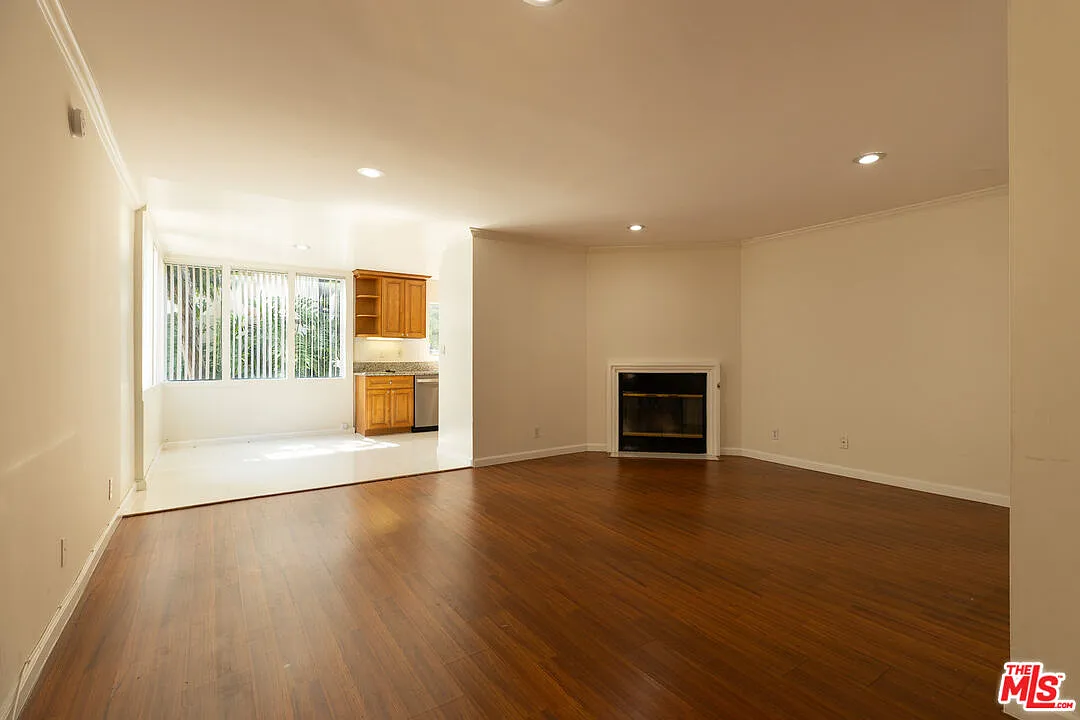 Building Photo - 1233 Barry Ave #105