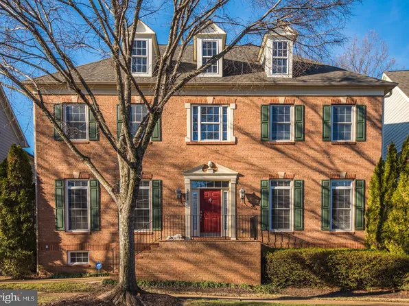 2978 Trousseau Ln, Oakton, VA 22124