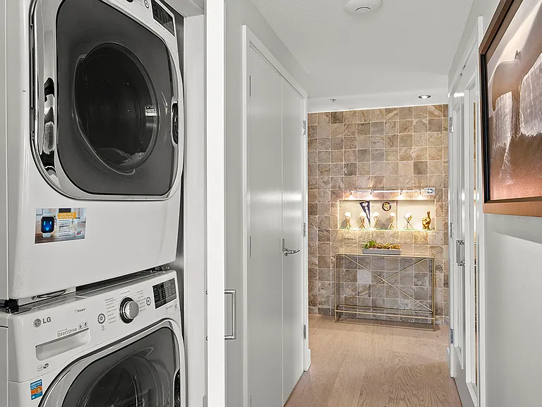 325 7th Ave #2303 — Photo 35