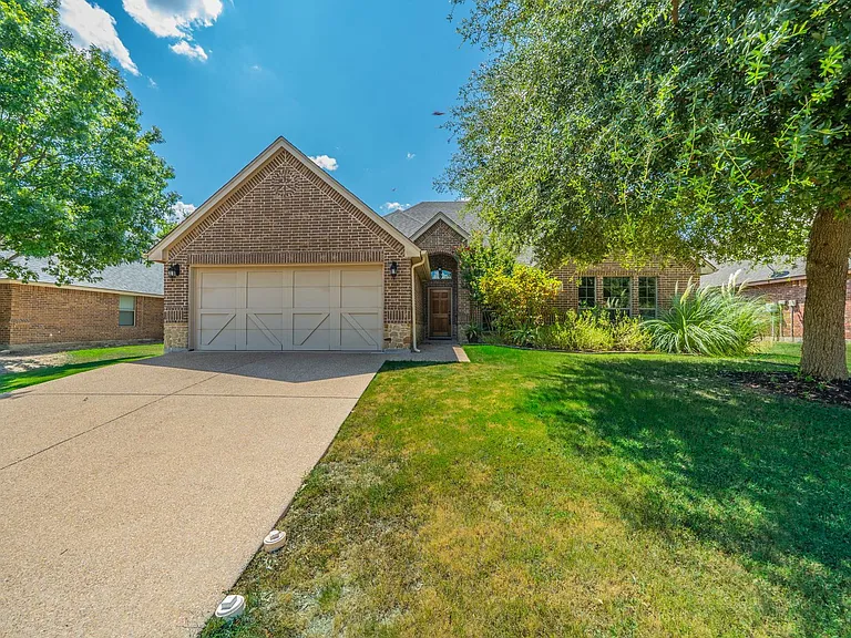 109 Chateau Dr — Photo 1
