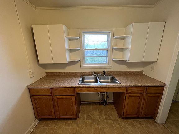 5th image of 135 E 11th St #135