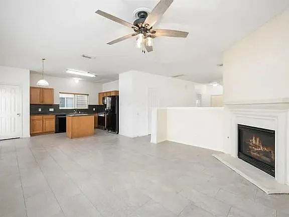 4 bed, 2.5 bath, 2272 sqft, $2,775 — Photo 4