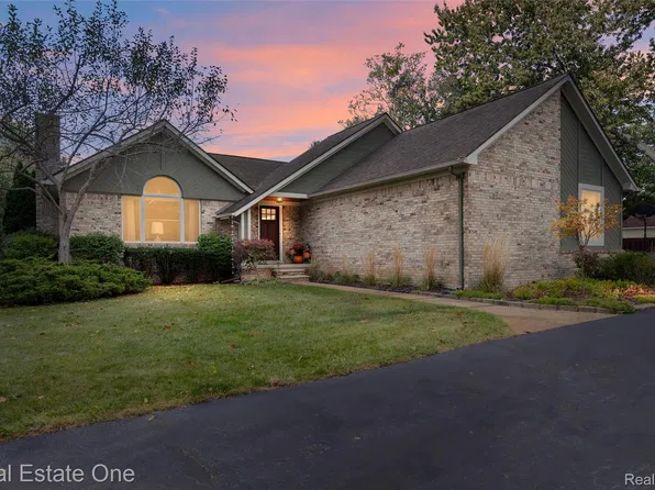 3167 Buss Dr, Commerce Township, MI 48390