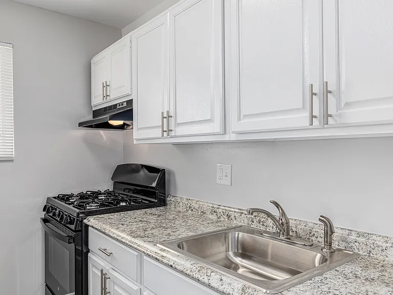 Regency Court Apartments — Photo 15
