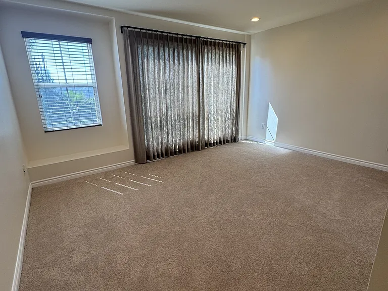 2301 Roscomare — Photo 24
