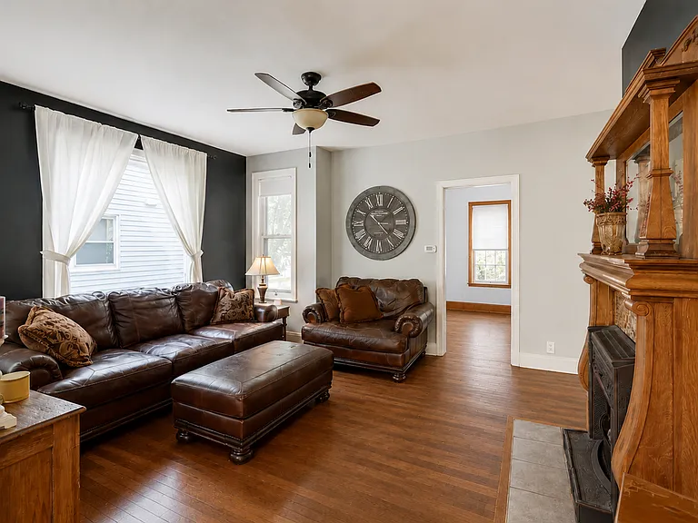 511 W Wisconsin St — Photo 11
