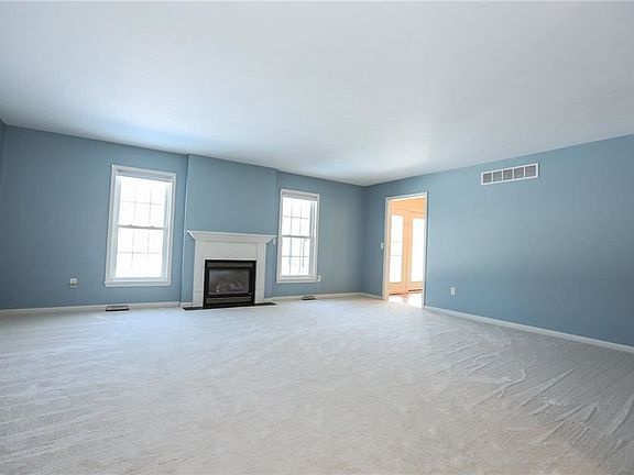 4th image of 122 Stewart Pl