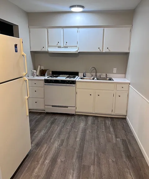 New stove has been installed since this picture.