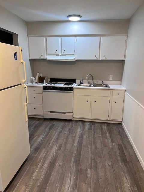 New stove has been installed since this picture.